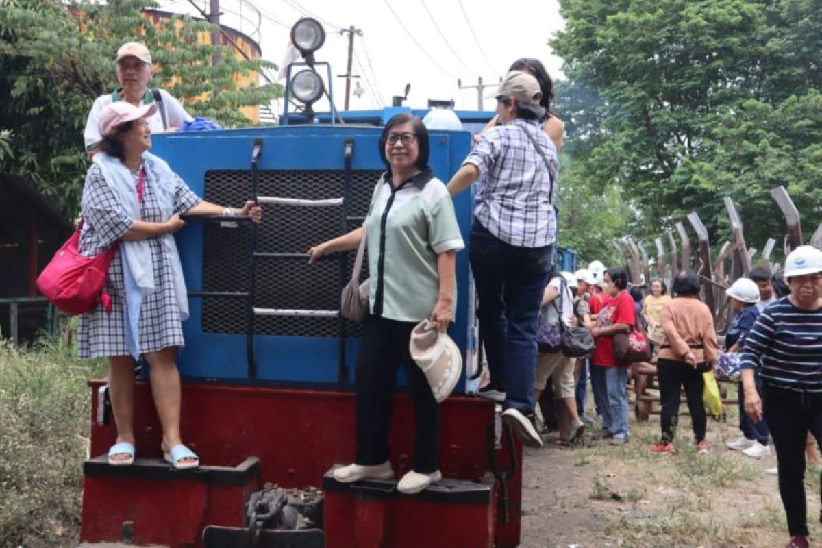 Turis domestik berkunjung ke Pabrik Gula (PG) Sindanglaut di Cirebon. (Pemkab Cirebon/Antara)