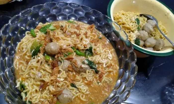 Hidangan mie tek tek kuah nyemek dari hasil resep.