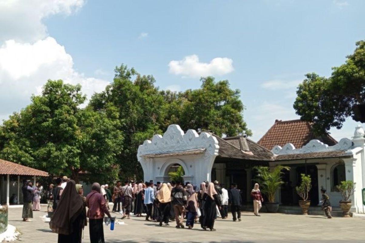 Turis domestik mengunjungi Keraton Kasepuhan di Kota Cirebon. (Fathnur Rohman/Antara)