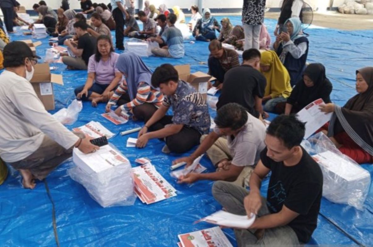 Petugas melakukan proses sortir dan lipat surat suara di gudang penyimpanan logistik KPU Kota Cirebon, Senin (4/11). (Fathnur Rohman/Antara)