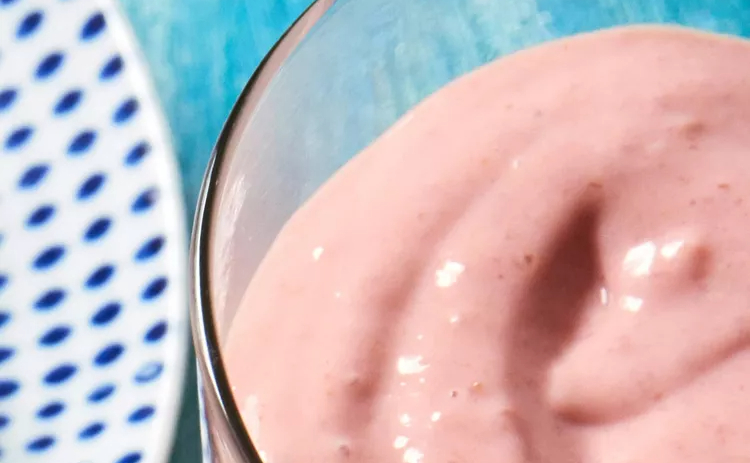 Raspberry-kefir smoothie yang segar untuk santapan diet