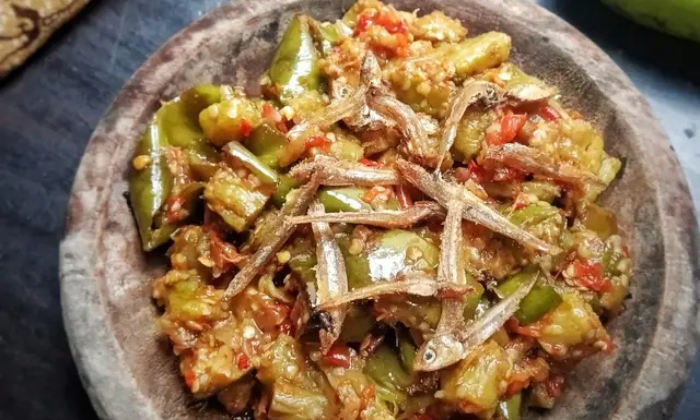 Sambal terong rebus yang dicampur ikan teri