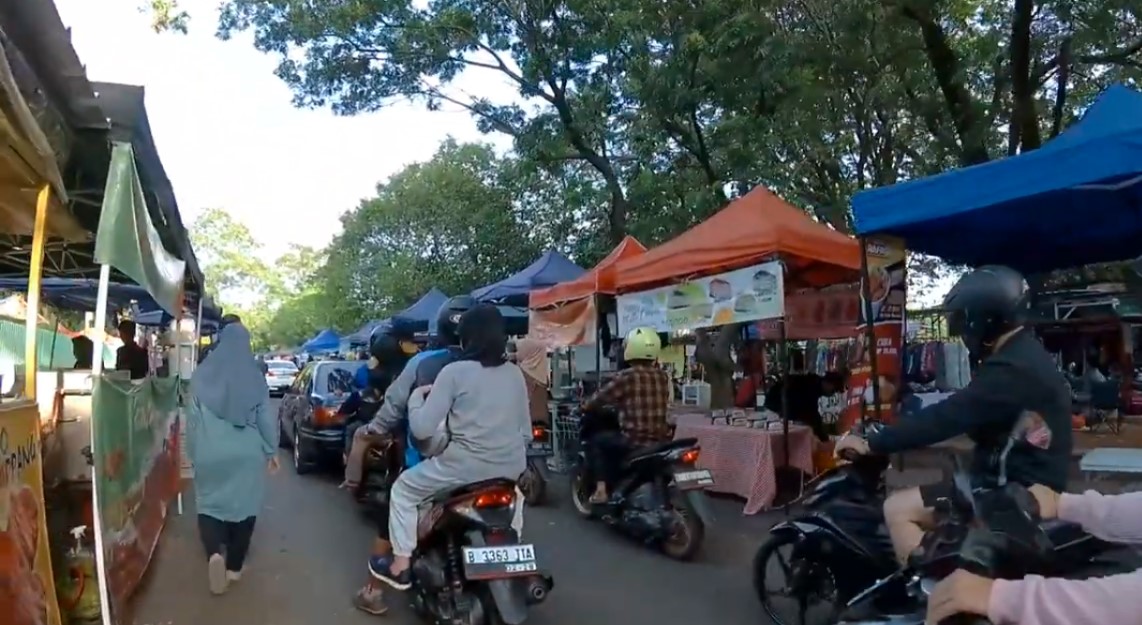 Keramaian di Pasar Minggu Bima Cirebon