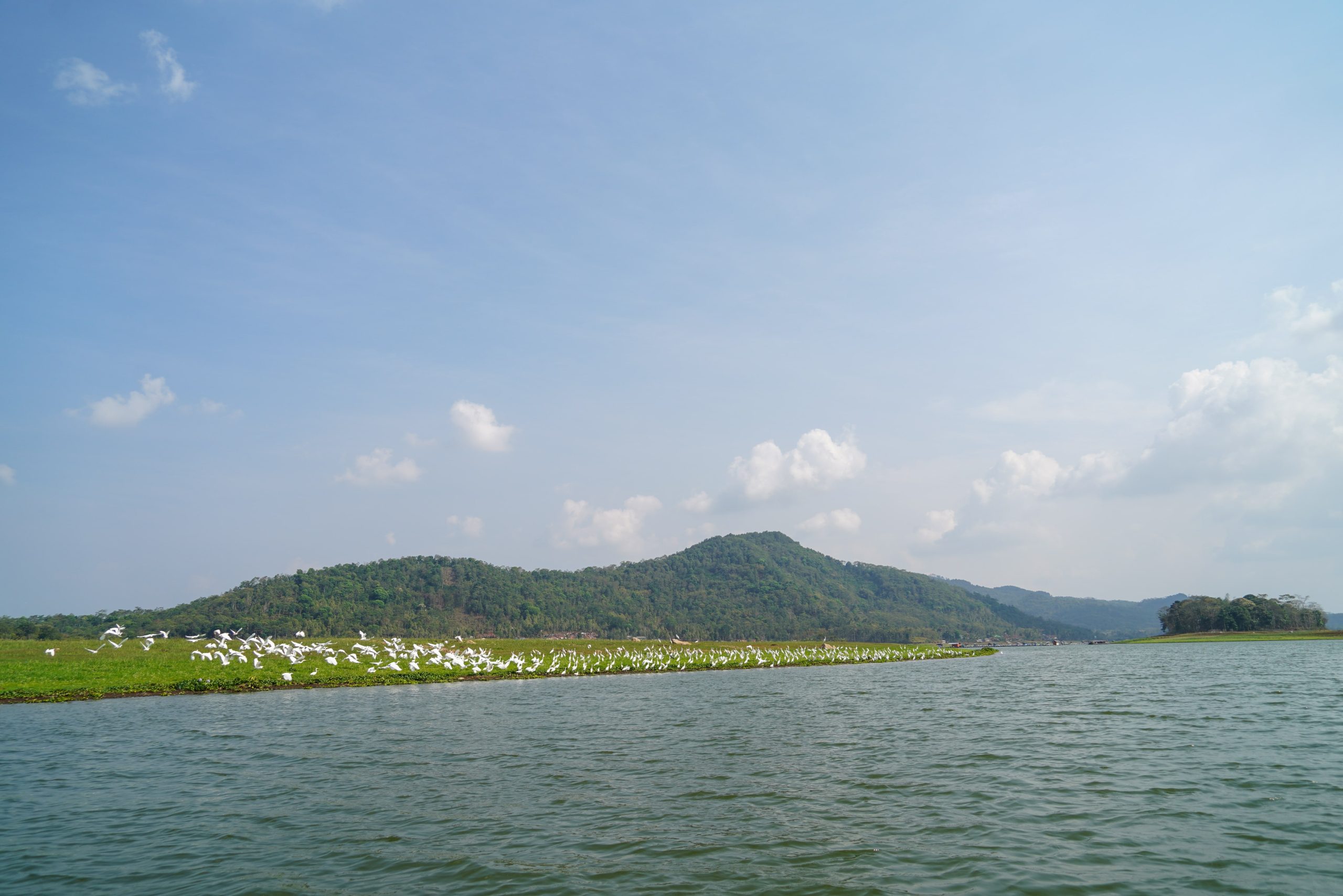 Pemandangan alam di Waduk Darma di Kabupaten Kuningan