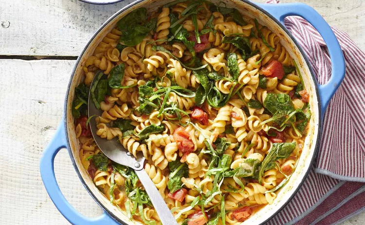 Pasta tomat kemangi, santapan unik untuk keluarga di rumah.