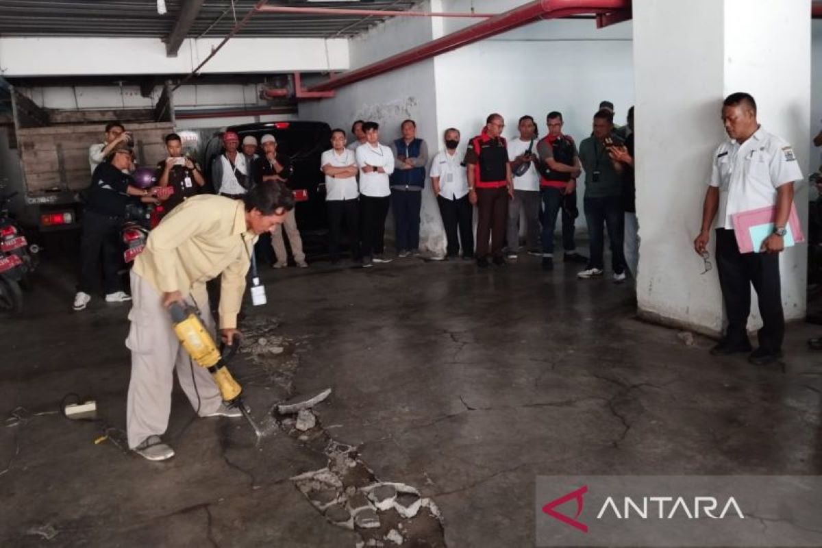 Petugas Kejari melakukan pemeriksaan fisik di Gedung Setda Kota Cirebon. (Fathnur Rohman/Antara)