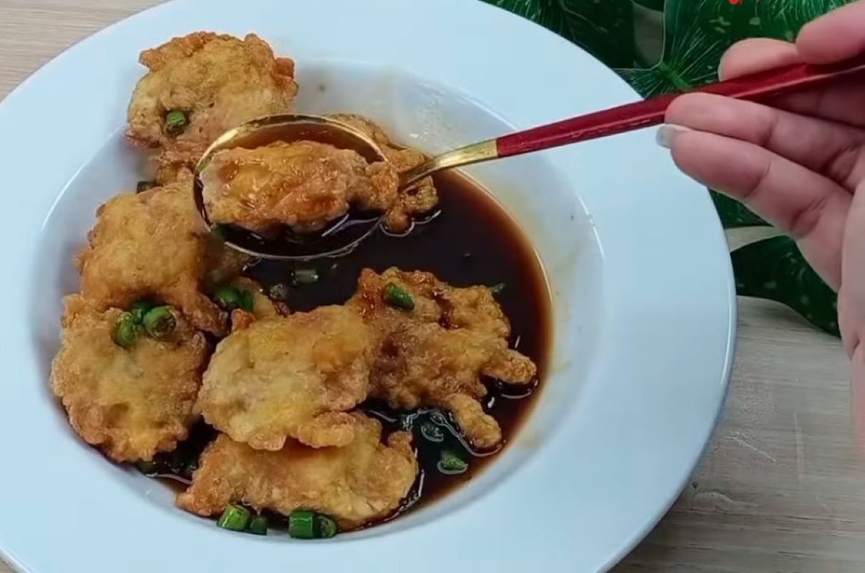 Pempek dengan cuko lezat. (Tangkap layar YouTube/Resep Erlita)