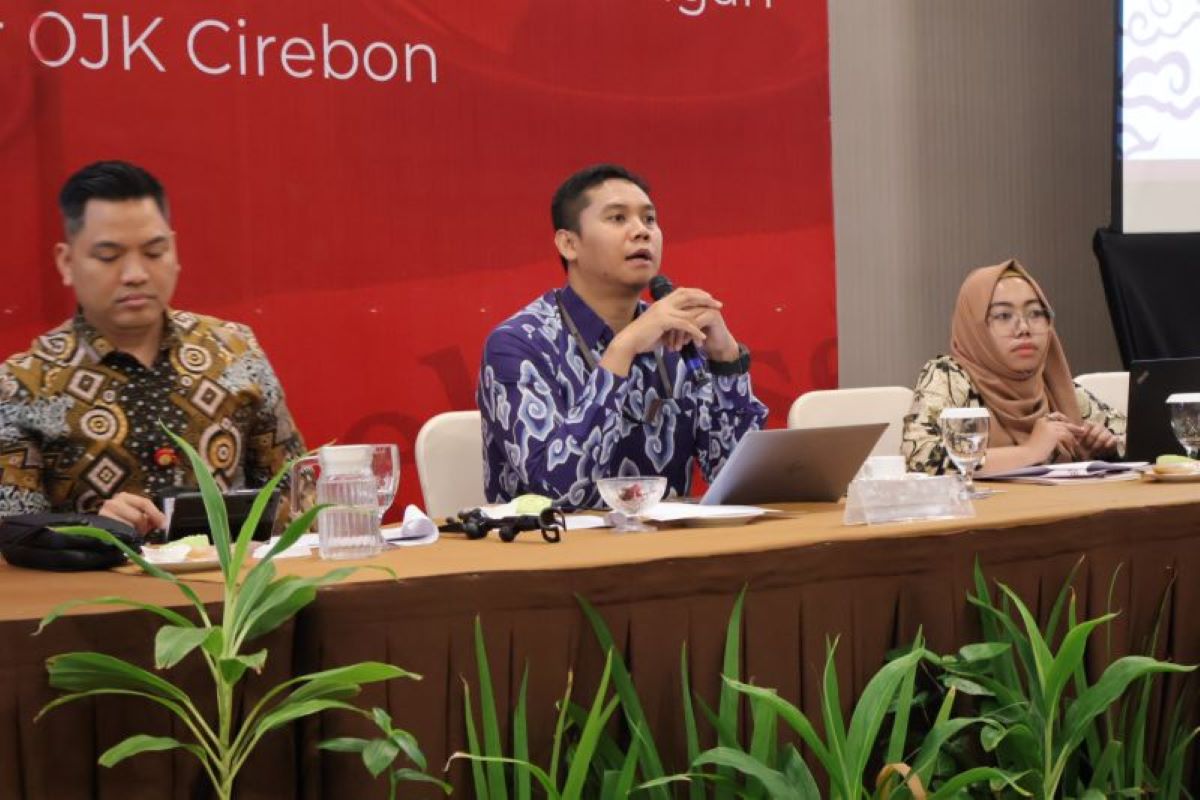 OJK Cirebon gelar konferensi pers di Cirebon, terkait perkembangan investor pasar modal di Ciayumajakuning, Jumat (8/11). (OJK Cirebon/Antara)