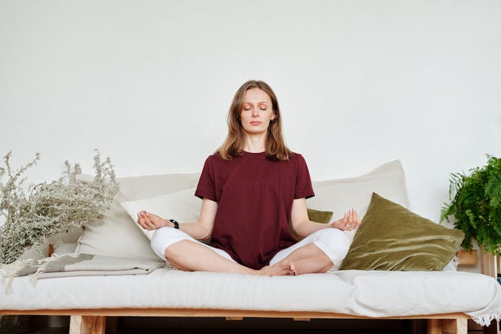 Ilustrasi seseorang sedang melakukan meditasi sebelum tidur