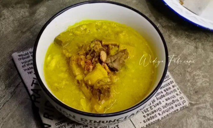 Sajian hidangan empal gentong kambing khas Cirebon