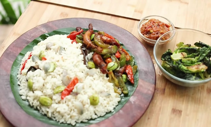 Nasi liwet khas Sunda dengan tumis cabai gendot dan cumi asin serta keciwis bakar.