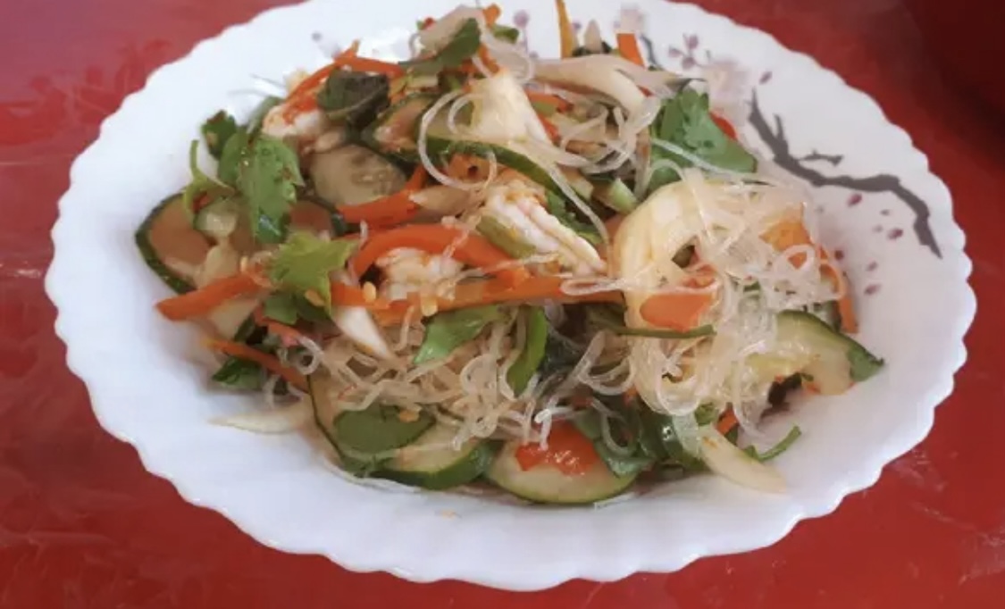 Salad bihun pedas yang segar dan unik