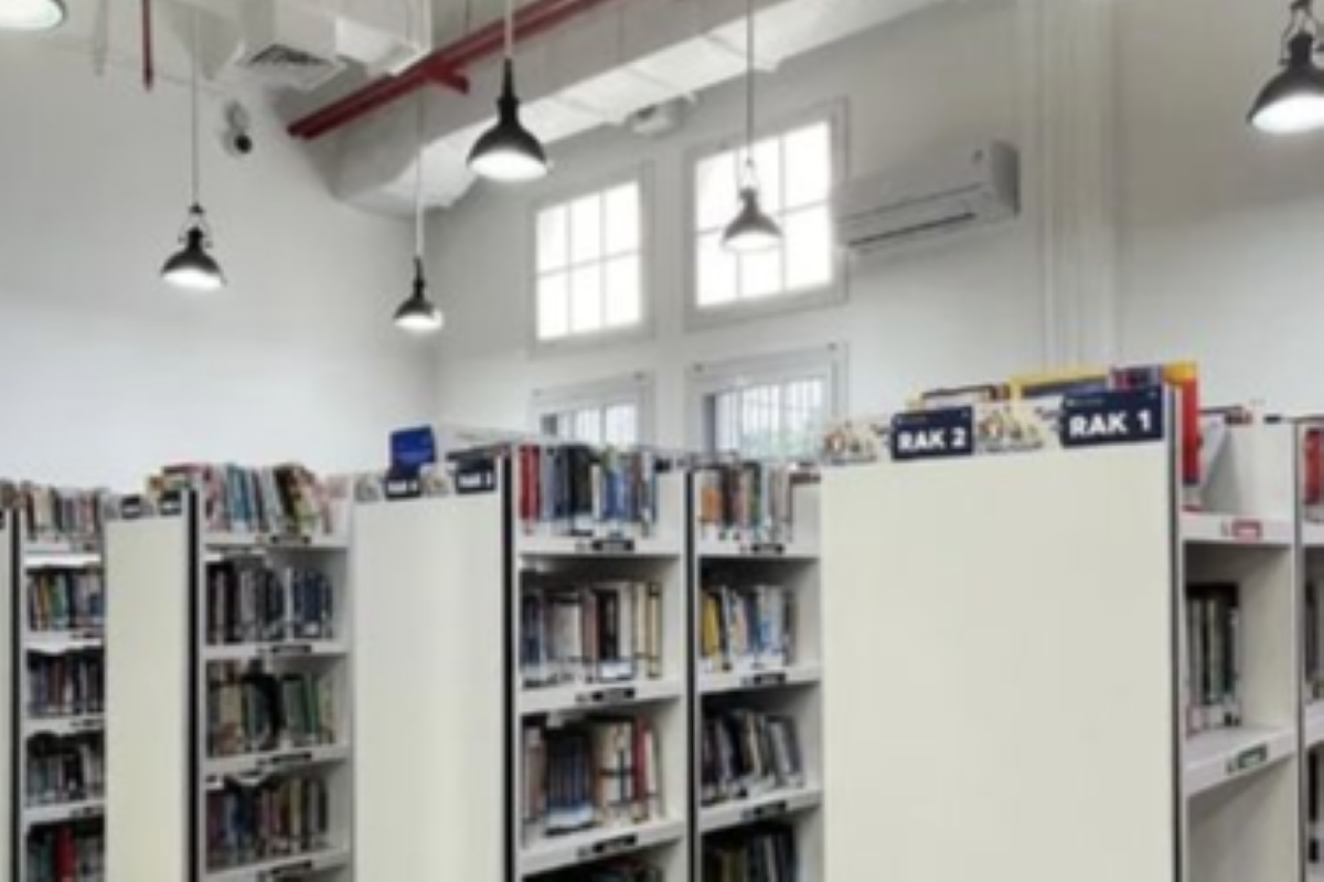 Suasana rak buku di Pustaloka Gunung Jati, Kota Cirebon.