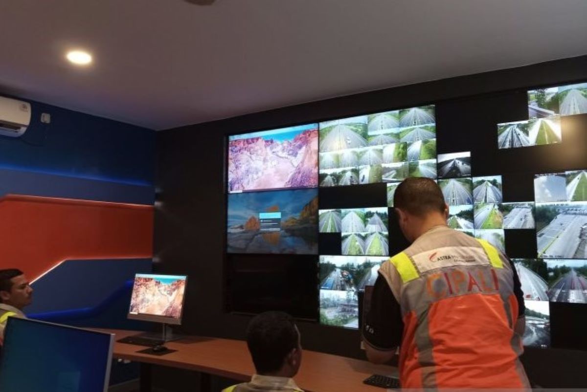 Petugas Astra Tol Cipali memantau kondisi arus lalu lintas dari Command Center di Km 188 Jalan Tol Cipali. (Fathnur Rohman/Antara)