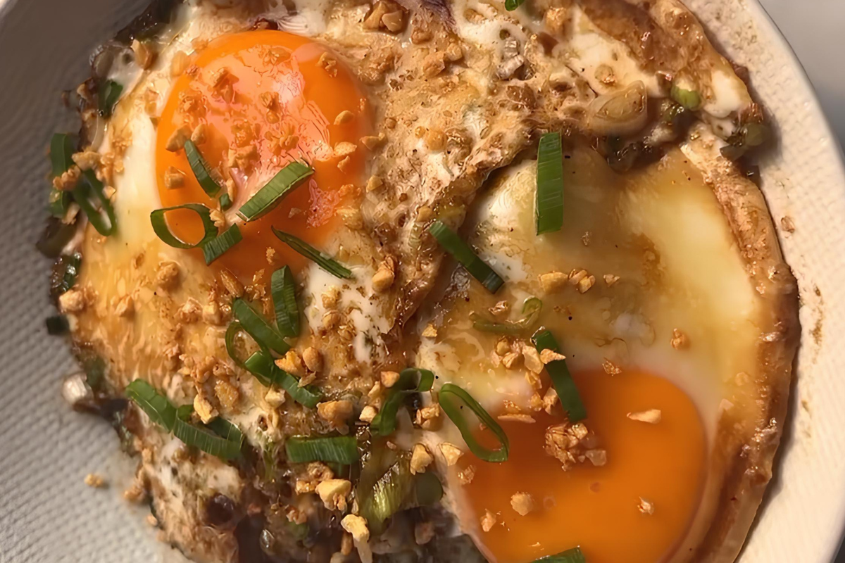 Kelezatan nasi telur Pontianak legendaris. (Tangkap layar TikTok/@cheekykiddo)