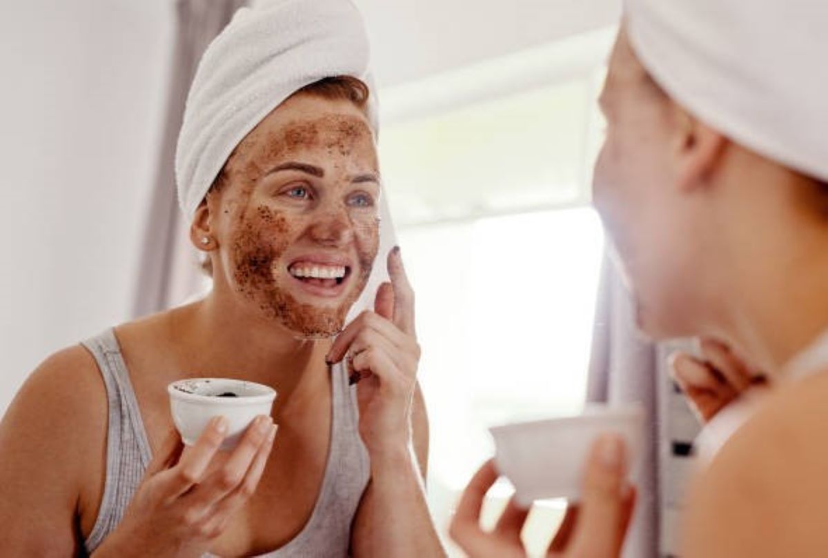 Ilustrasi perempuan memakai masker eksfoliasi. (iStock/PeopleImages)
