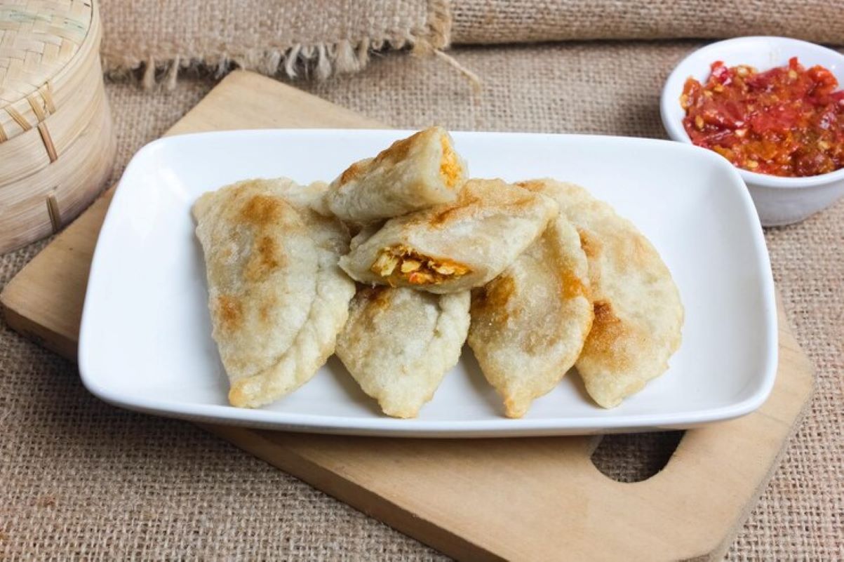 Cireng isi ayam suwir. (Freepik/dhvisuality)