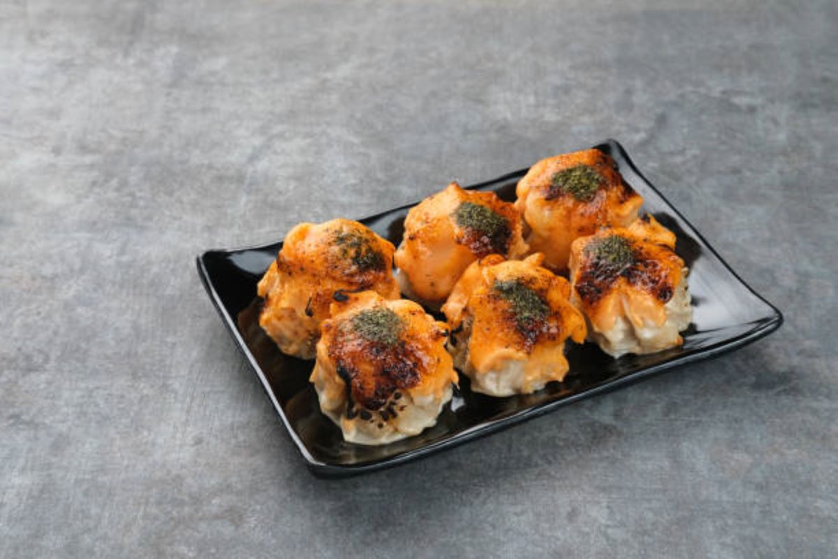Dimsum dengan saus mentai. (iStock / Tyas Indayanti)