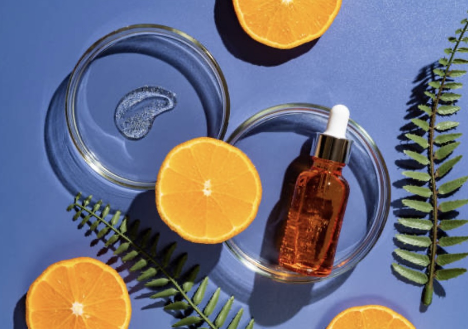 Ilustrasi skincare dengan kandungan Vitamin C.