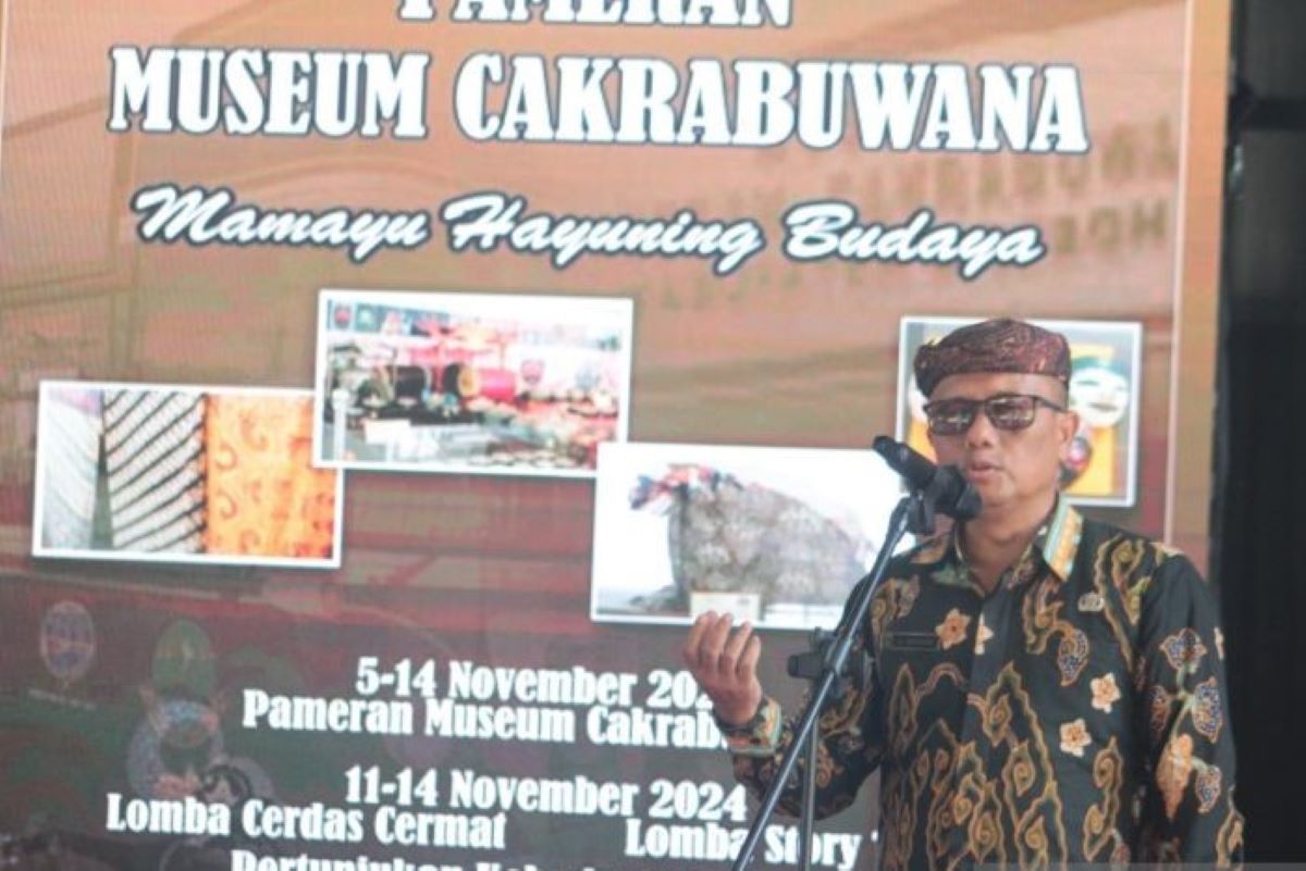 saat Putupan kegiatan pameran benda bersejarah Disbudpar Kabupaten Cirebon yang di Museum Pangeran Cakrabuana Cirebon. (Antara)