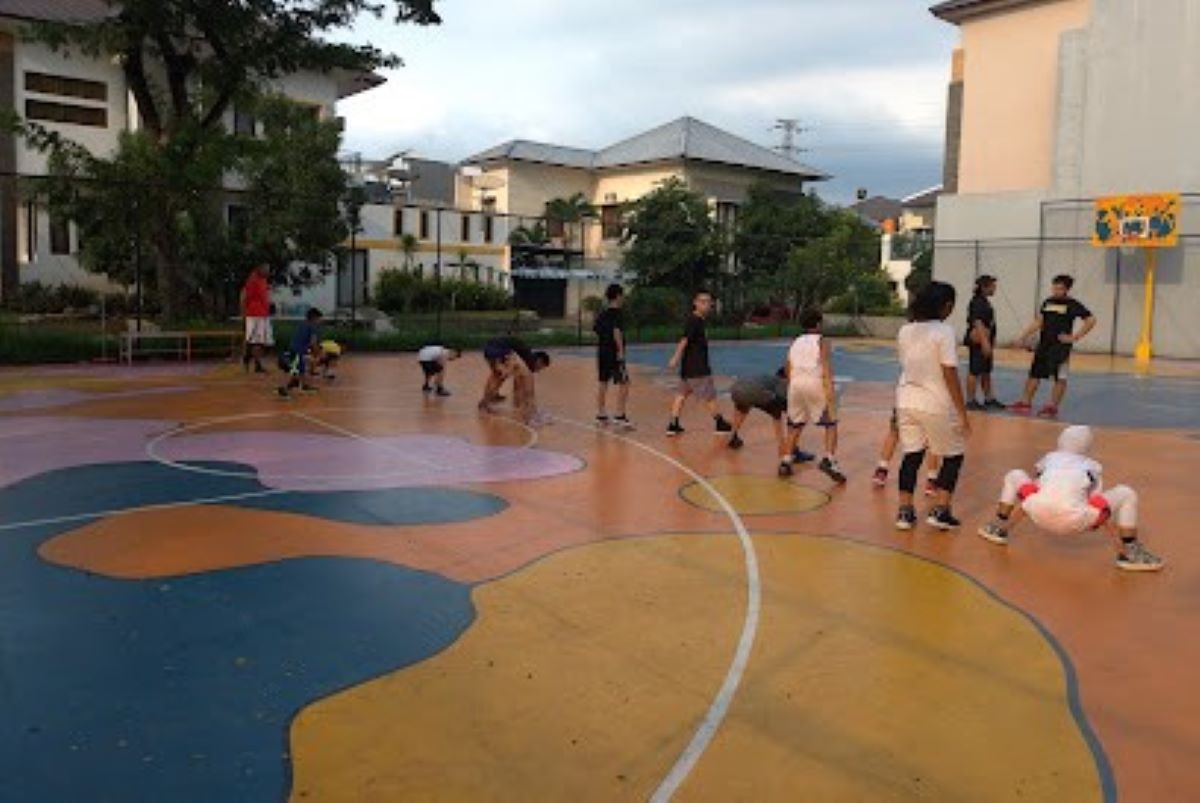 Ilustrasi bermain basket di Lapangan Basket Taman Cipto, Cirebon. (bkppkutim.com)