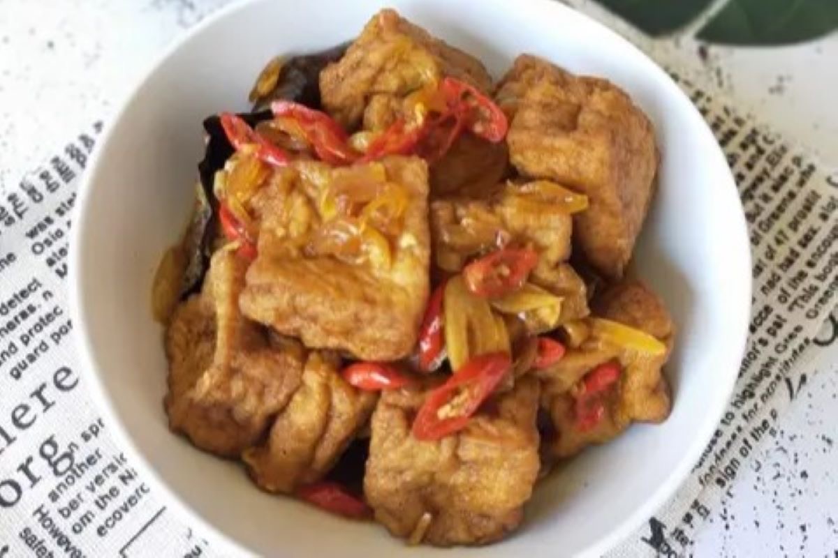 Hidangan sayur tahu jamblang khas Cirebon.