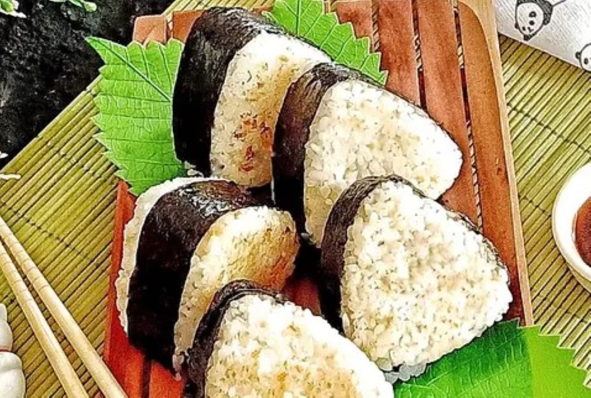 Yaki onigiri tuna mayo yang cocok untuk camilan. (Cookpad)