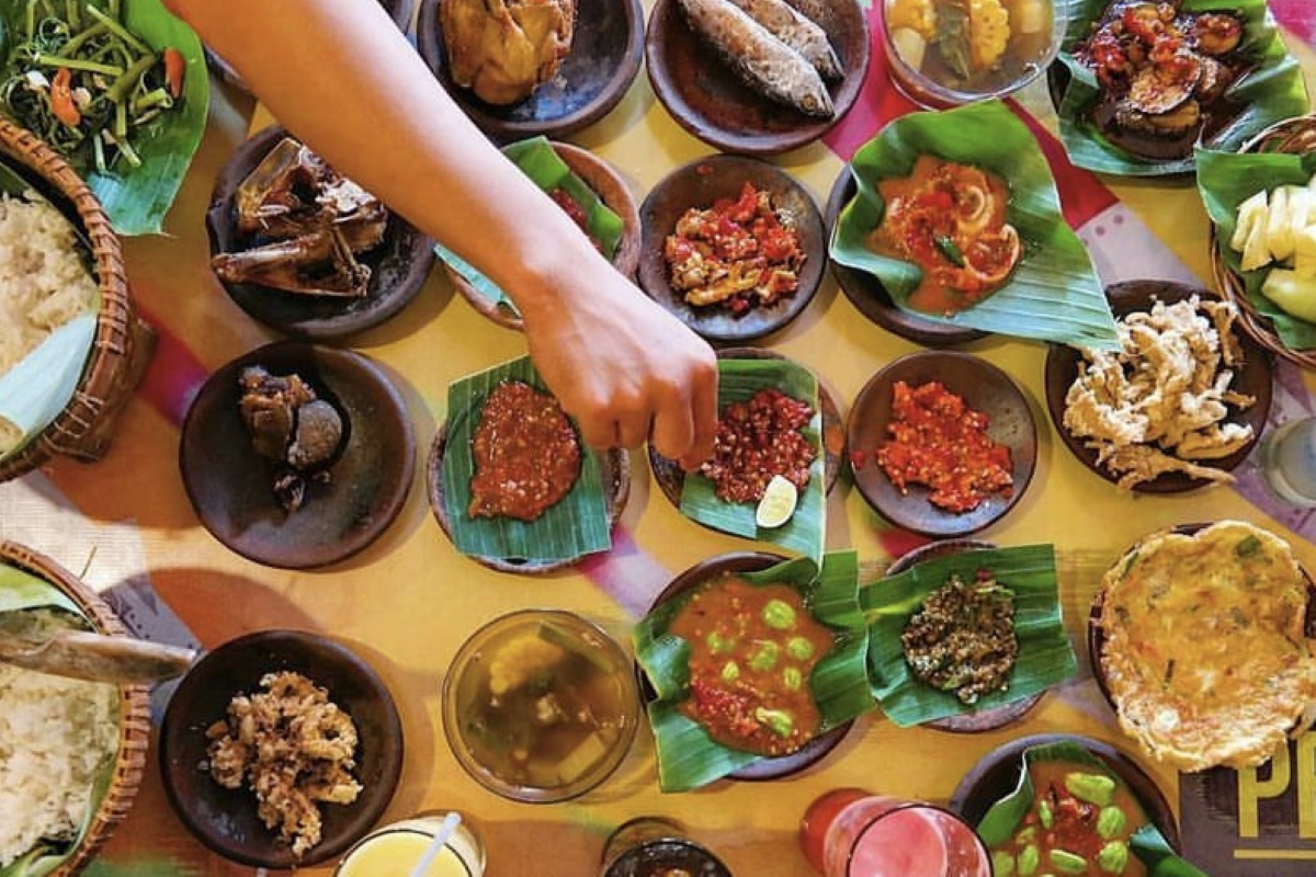 Berbagai hidangan menu di Waroeng SS Cirebon. (tangkapan layar akun Instagram @waroengss)