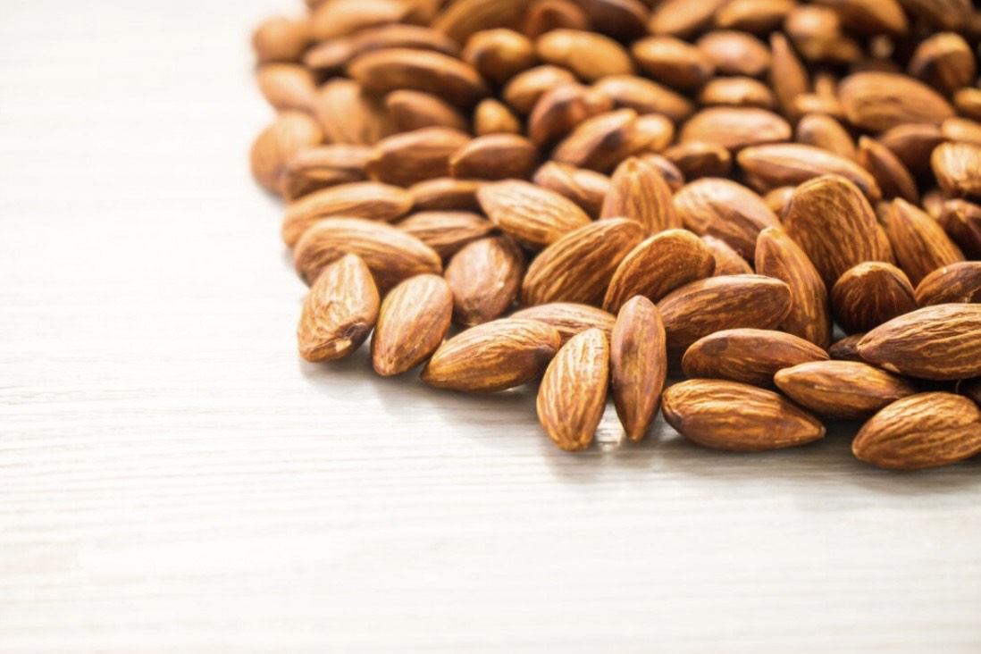 Ilustrasi kacang almond baik dikonsumsi untuk membuat tidur nyenyak