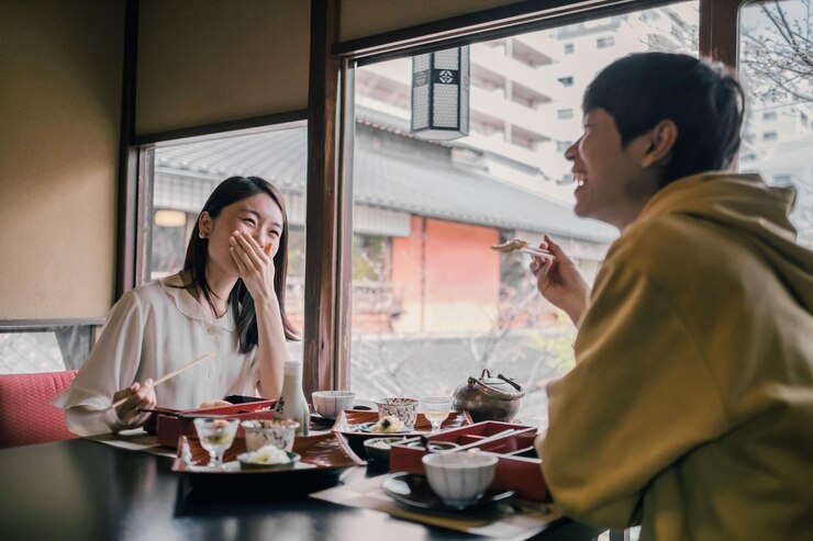 Ilustrasi dua orang sedang makan bersama