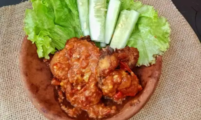 Ayam penyet sambal terasi yang lezat dan nikmat