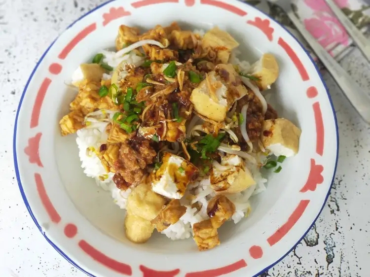 Nasi lengko khas Cirebon.
