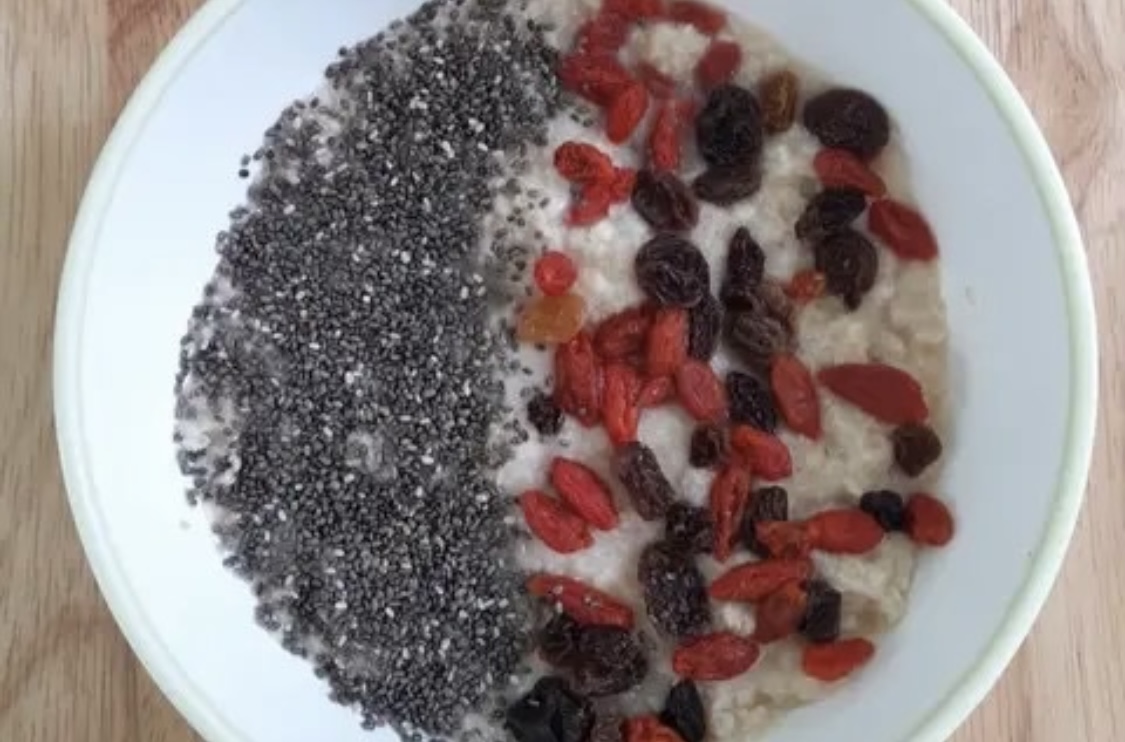 Sajian dari sarapan sehat dengan oat breakfast