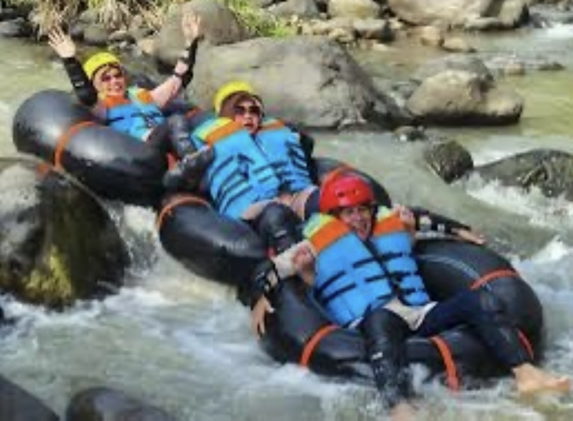 Menikmati serunya Kubang River Tubing