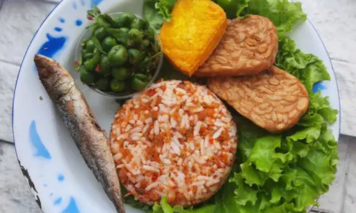 Nasi tutug oncom yang lezat untuk disantap