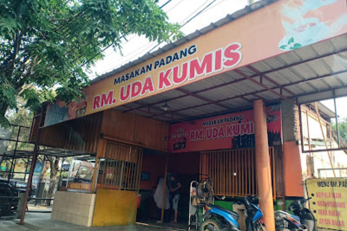 Salah satu rumah makan padang di Cirebon
