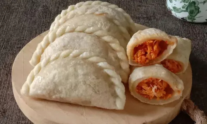Cireng isi ayam suwir pedas cocok untuk camilan