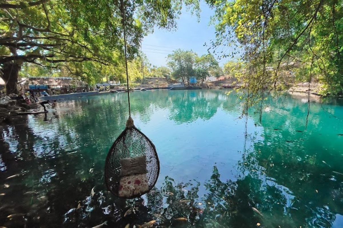 Telaga Biru Cicerem (Gmaps/Tommy Tjahjono)