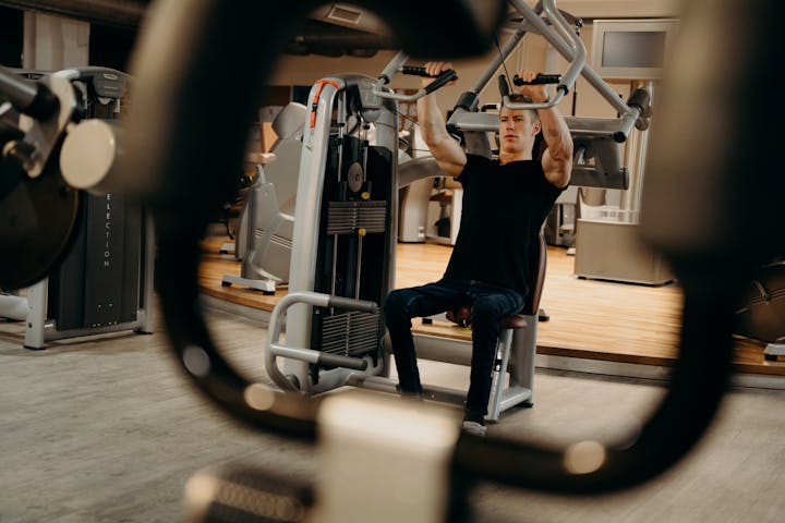 Ilustrasi seseorang sedang melakukan progressive overload training