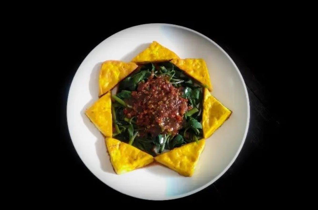 Sepiring rujak kangkung khas Kuningan. (Cookpad.com/@aulieasa)