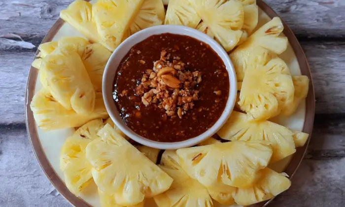 Rujak nanas yang segar dan menggugah selera