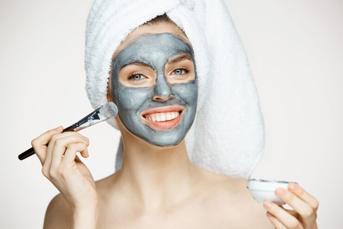 Ilustrasi perempuan sedang menggunakan clay mask. (Freepik/cookie_studio)