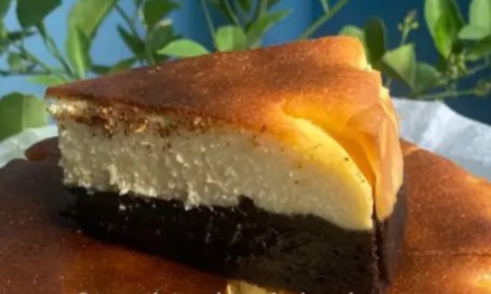 Sajian cheesecake dengan perpaduan brownies