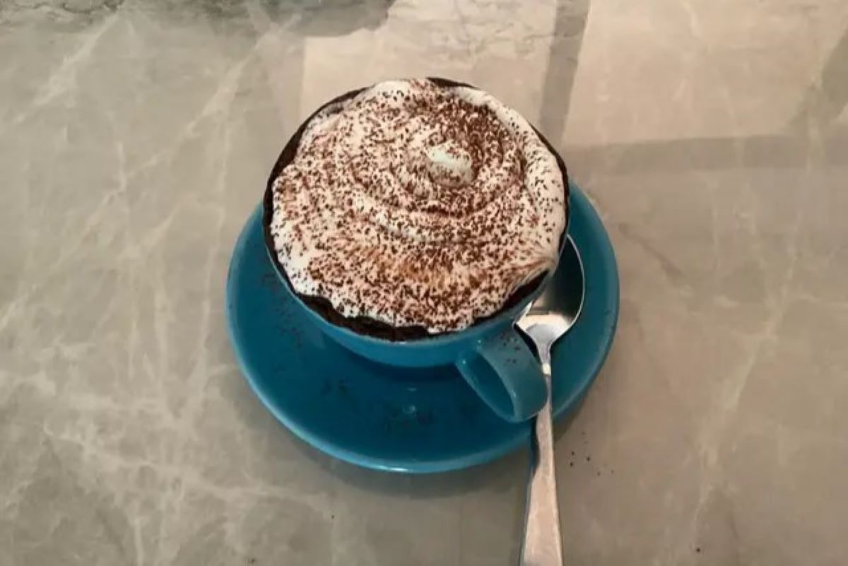 Chocolate lava cake dalam gelas. (veronica_qwerenth/cookpad.com)
