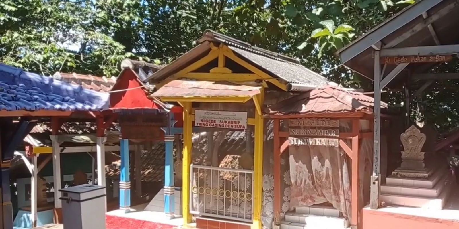 Makam para Sultan Cirebon di Astana Gunung Sembung.