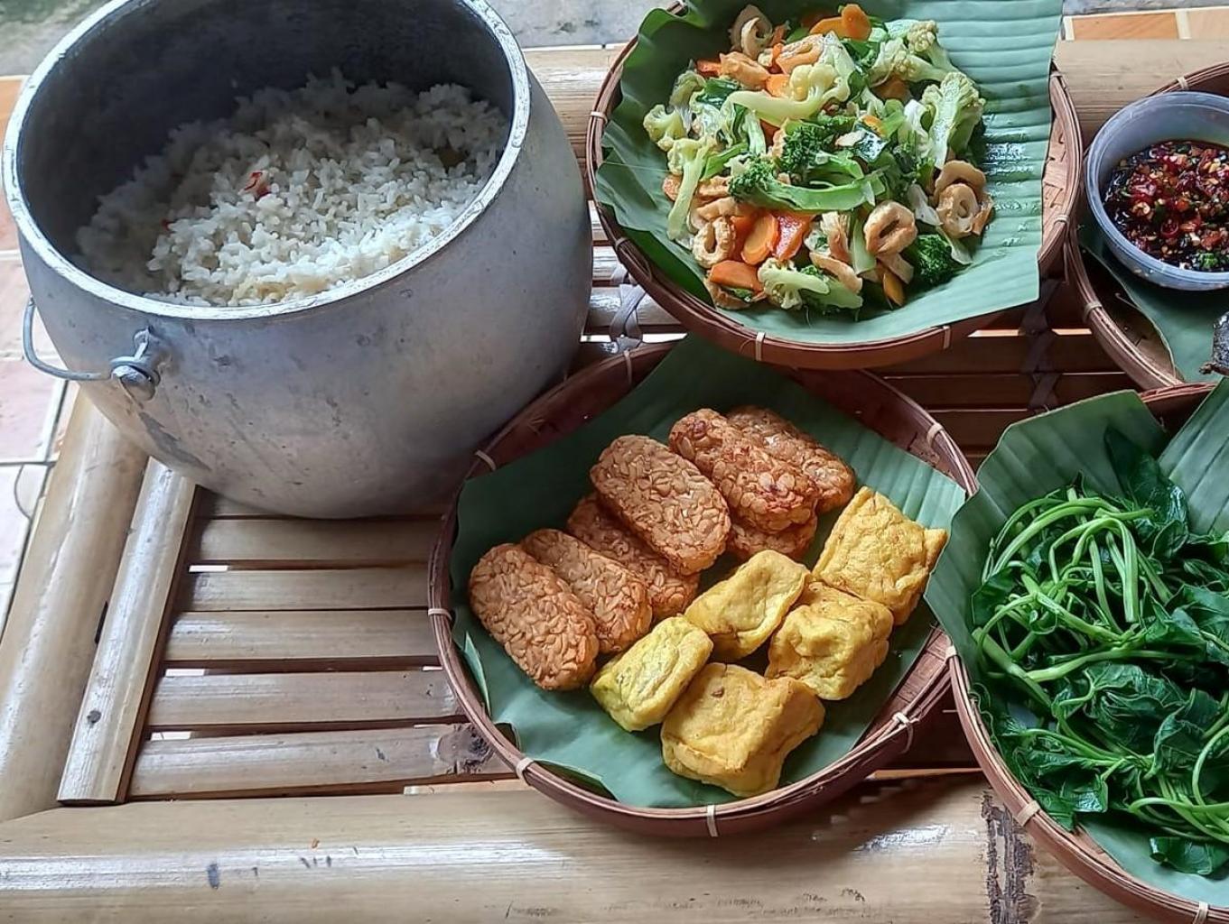 Lezatnya nasi liwet untuk dimakan bersama-sama
