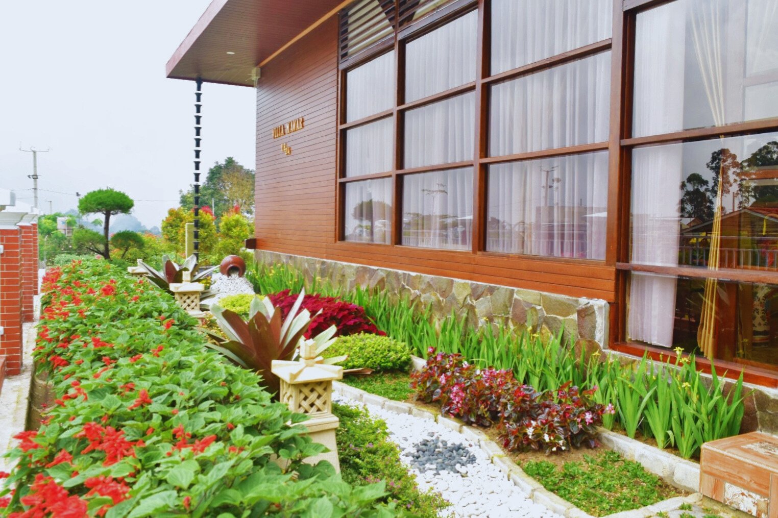 Menikmati taman Bunga Bee Park sembari menginap di villa