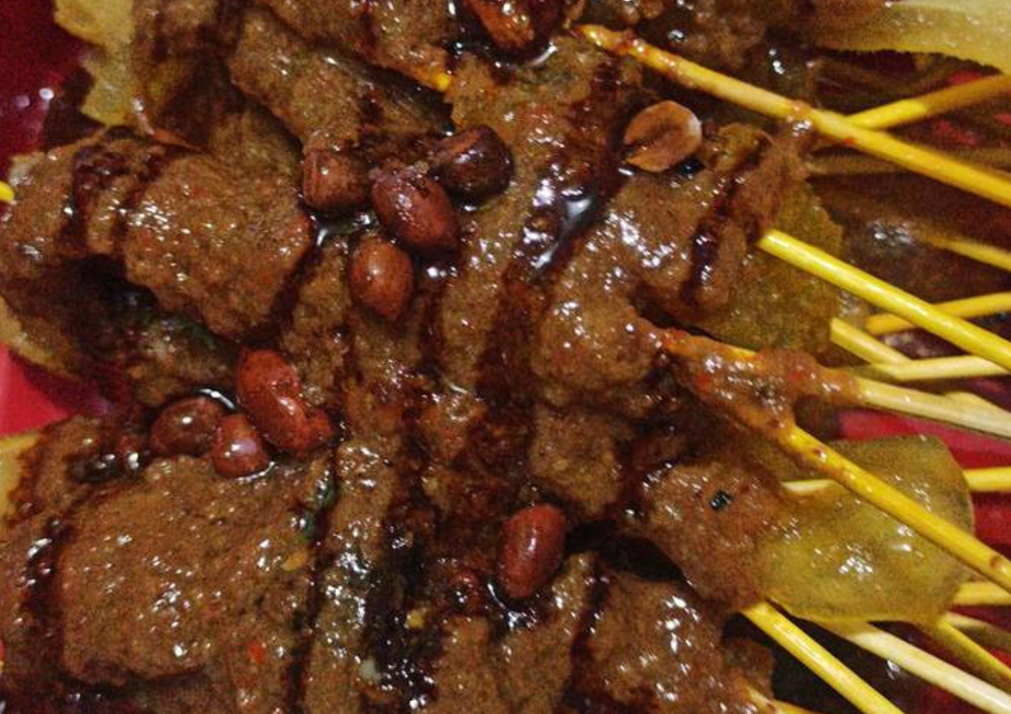 Sate kikil dengan bumbu kacang yang kenyal dan lezat untuk dimakan