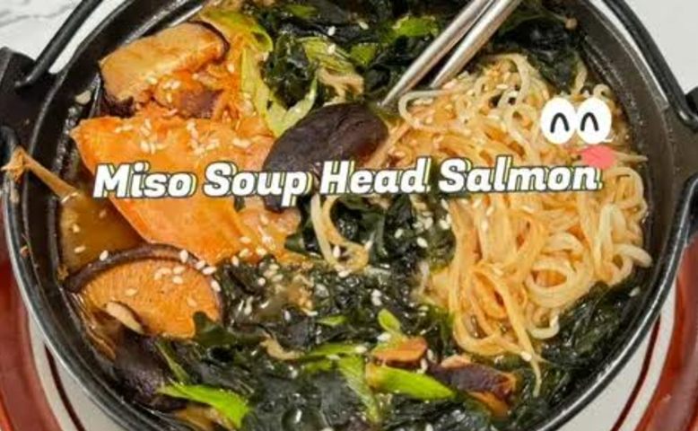 Sup salmon rumput laut yang menghangatkan cuaca dingin