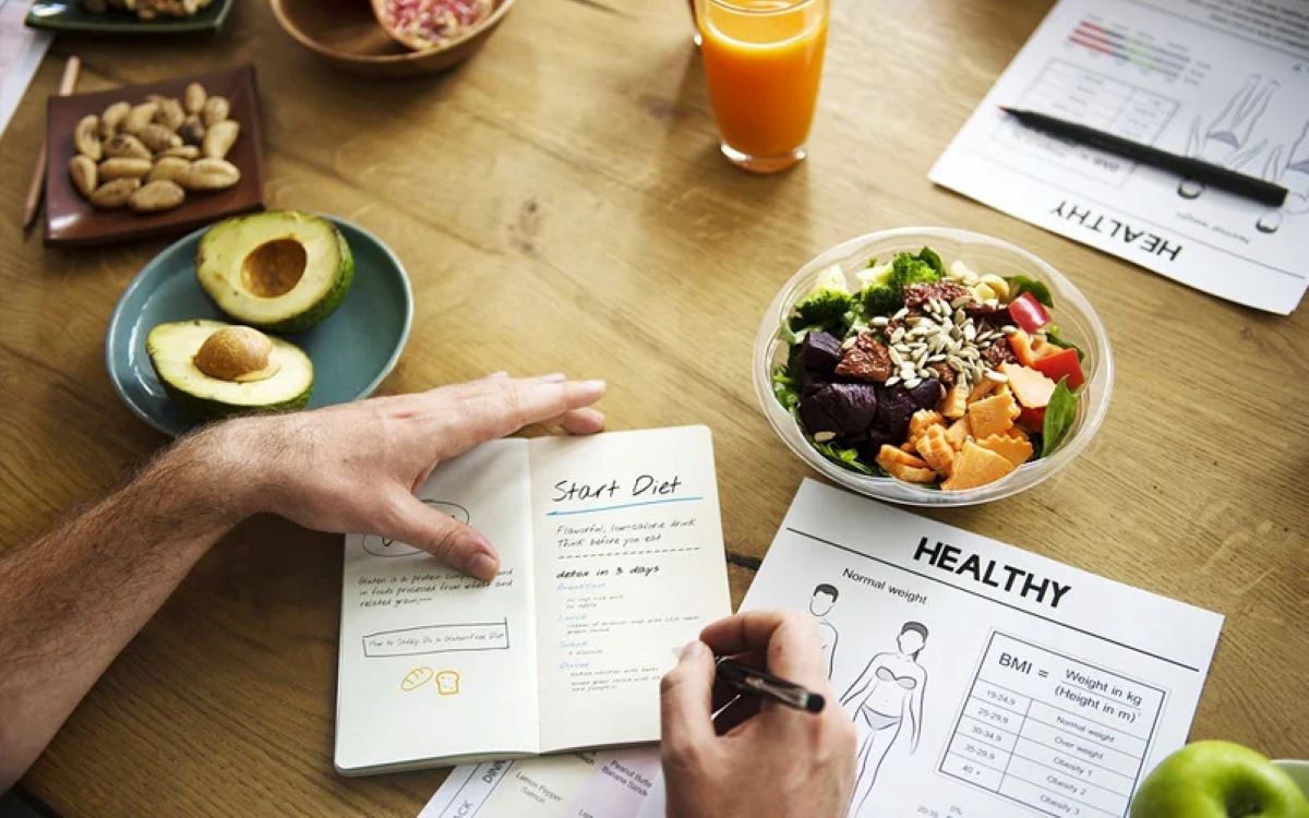 Ilustrasi orang yang sedang melakukan aktivitas perencanaan diet